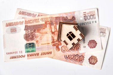 Evin altında Rus rublesi banknotları. / Para birimi, Satılık, Ev İpoteği Belgesi, Taşınma Evi