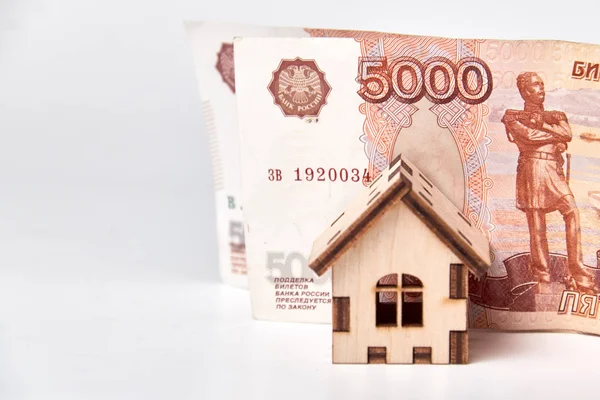 Evin altında Rus rublesi banknotları. / Para birimi, Satılık, Ev İpoteği Belgesi, Taşınma Evi