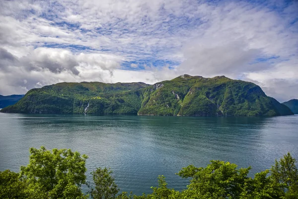 Noorwegen landschappen door de fjorden — Stockfoto