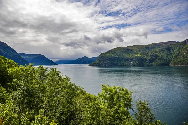 Norwegische Landschaften durch die Fjorde — Stockfoto