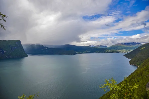 Norwegische Landschaften durch die Fjorde — Stockfoto