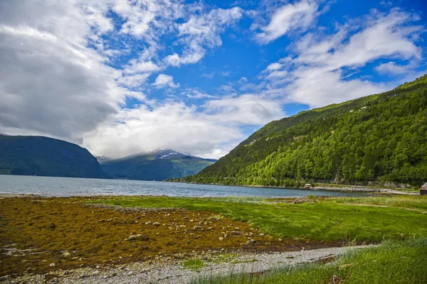 Norwegische Landschaften durch die Fjorde — Stockfoto