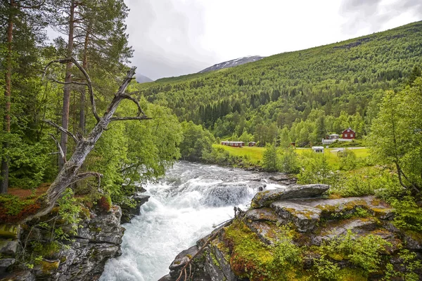 Norwegische Landschaften durch die Fjorde — Stockfoto