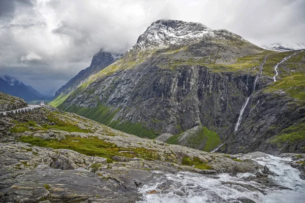 Norveç fiyortları aracılığıyla manzaralar — Stok fotoğraf