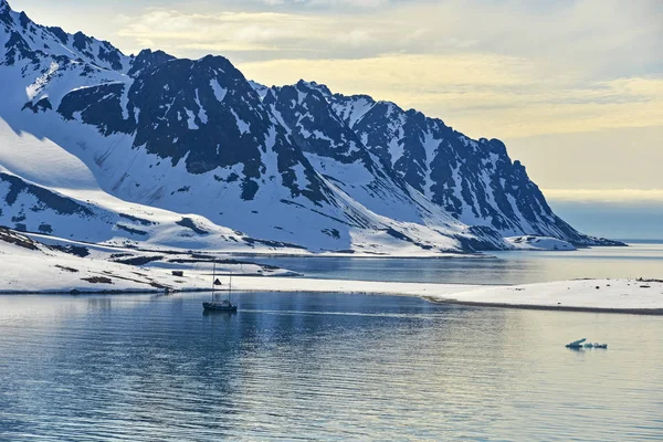 Svalbarden fjords Magdalenafjord — Stok fotoğraf