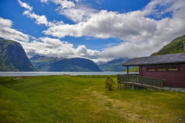 Norwegische Landschaften durch die Fjorde — Stockfoto