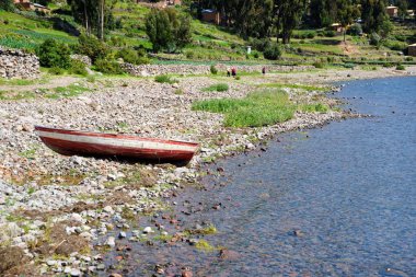 Küçük tekne ile Lago Titicaca plaj