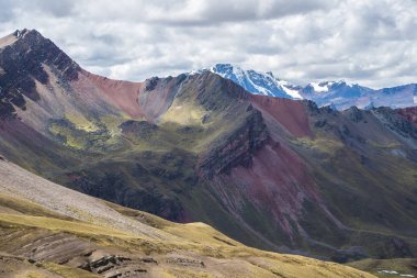 Gökkuşağı dağ yürüyüşü