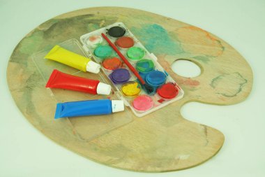 Suluboya ve bir fırça