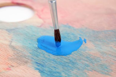 Mavi suluboya ve bir fırça.