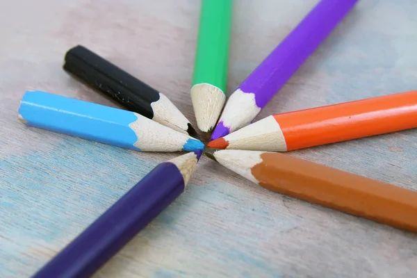 Grupo de pequenos lápis de cera em várias cores . — Fotografia de Stock