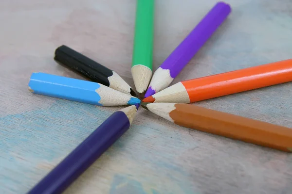 Grupo de pequenos lápis de cera em várias cores . — Fotografia de Stock