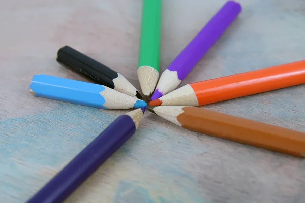 Grupo de pequeños crayones en varios colores . —  Fotos de Stock