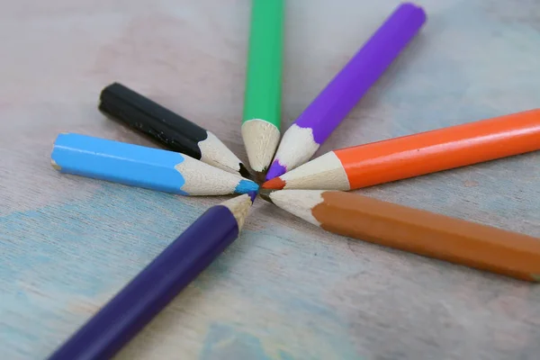 Grup çeşitli renklerde küçük boya kalemi. — Stok fotoğraf