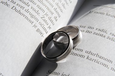 Yüzük ayıklayacaktır. Beyaz altın alyans ilgili bir kitap.