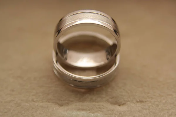 Anillos de boda. Anillos de boda con fecha . — Foto de Stock