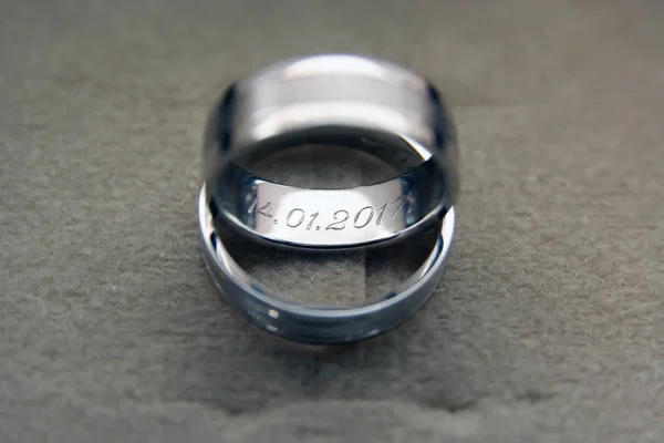 Anéis de casamento. Anéis de casamento com data nele . — Fotografia de Stock