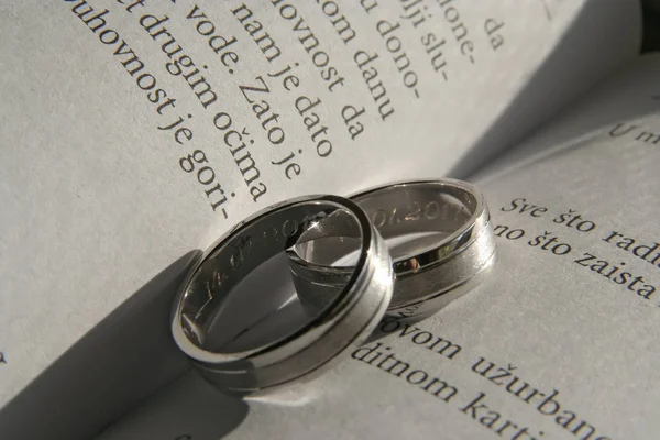 Weeding rings. White gold wedding rings on a book. — Stock Photo, Image