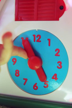 Saat oyuncak. Çocuk saati oyuncak.