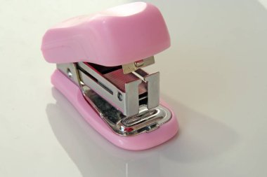 Pembe zımba aracı. Pembe office aracı.