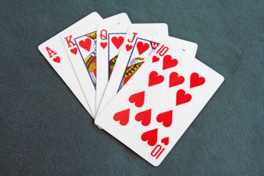 İskambil ve patates kızartması. Poker fişleri ve iskambil.