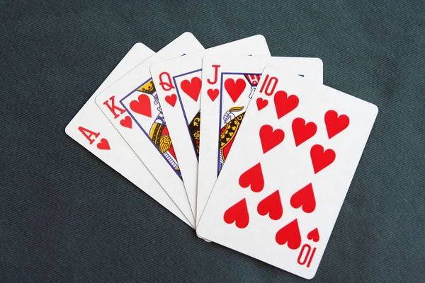 İskambil ve patates kızartması. Poker fişleri ve iskambil.