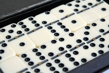 Beyaz mermer Domino. Beyaz Domino yığını.