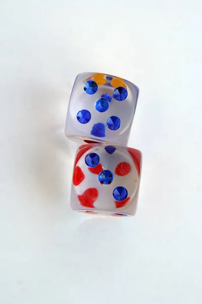玻璃制成的骰子 透明玻璃骰子 彩色点和透明的骰子 — 图库照片
