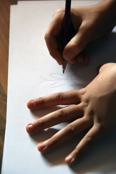 Dibujo Infantil Esbozo Niño Dibujo Infantil Con Crayones — Foto de Stock