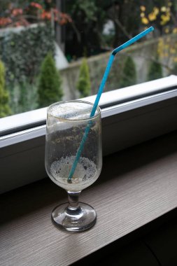 Boş kahve bardağı ve pipet. Boş buzlu kahve bardağı.