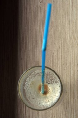 Boş kahve bardağı ve pipet. Boş buzlu kahve bardağı.