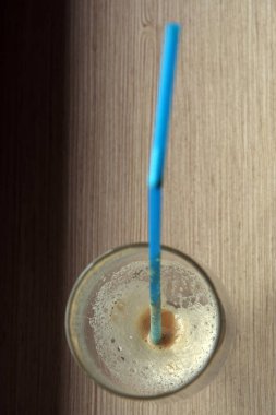 Boş kahve bardağı ve pipet. Boş buzlu kahve bardağı.