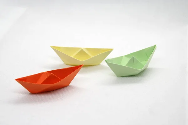 Papierboote Verschiedenen Farben Bunte Papierboote Auf Weißem Hintergrund — Stockfoto
