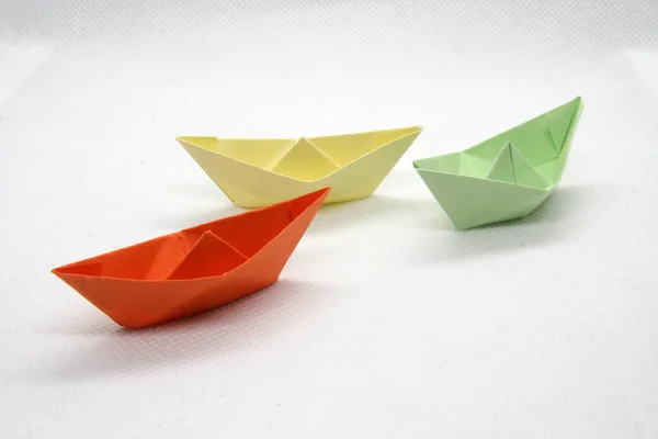 Papierboote Verschiedenen Farben Bunte Papierboote Auf Weißem Hintergrund — Stockfoto