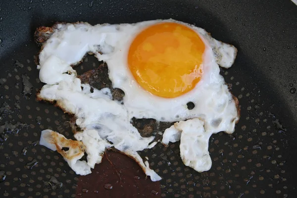 在锅里煎鸡蛋 过容易的鸡蛋 过容易的鸡蛋 健康早餐 — 图库照片