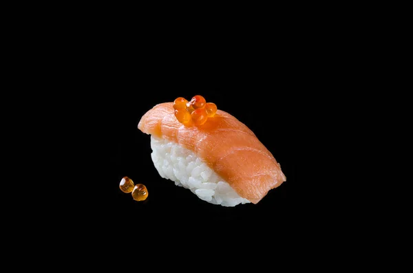 Somon Nigiri Cu caviar roșu — Fotografie, imagine de stoc