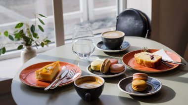 Kahve evinde kahvaltı. Bardak kahve ve bir beyaz arka plan, Blogger yaşam tarzı, kahve evi, seçici odak çerezleri.