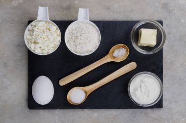 Süzme peynir (nioki), malzemeler ile tembel vareniki.