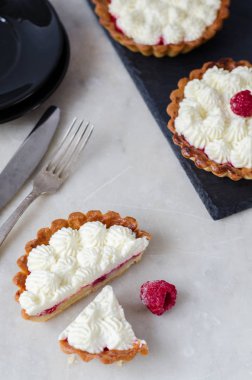 Ahududu tartlets krema dolgulu