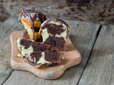 Lezzetli kek pasta arka plan, yakın çekim, kahvaltıda kek siyah ve beyaz, çikolata ve vanilya, zebra kek veya aile piknik ahşap kesme tahtası.