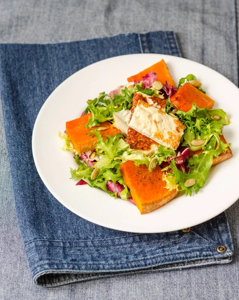 Insalata Zucca Arrosto Con Semi Zucca Feta — Foto Stock