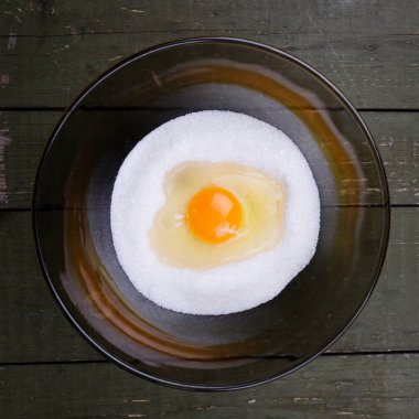 Tavuk yumurta şeker bozuldu. Hiç pasta pişirme başlayın.