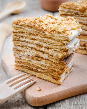 Katmanlı tatlım pasta seçici odak dilim