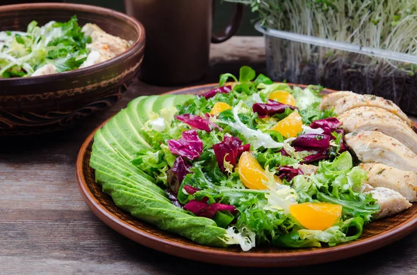 Grüner Salat Mit Avocado Huhn Und Zitrusfrüchten — Stockfoto