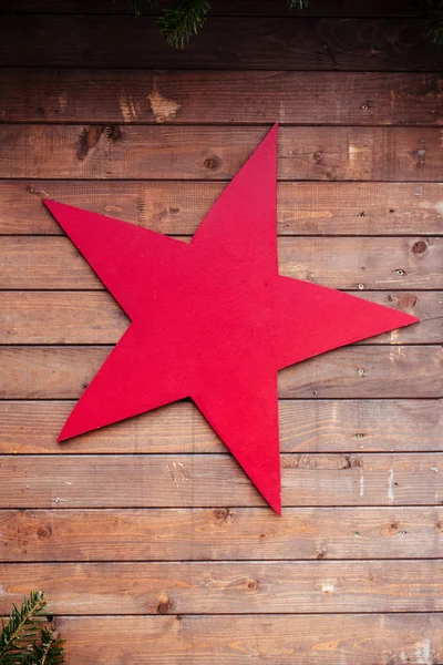 Estrella roja sobre fondo de madera — Foto de Stock