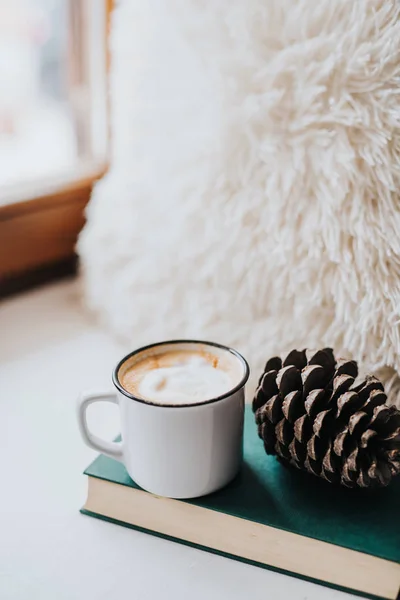 Délicieux café en tasse en métal — Photo