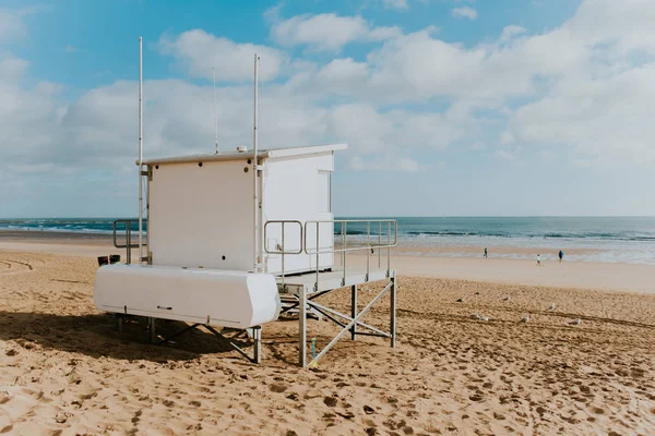 Torre de salvavidas en una playa — Foto de Stock