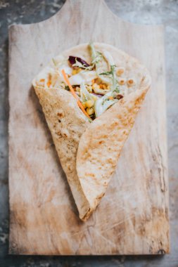 Tortilla ekmeği içinde farklı sebzeli