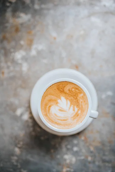 กาแฟอร่อยบนโต๊ะโลหะ — ภาพถ่ายสต็อก