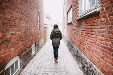 Sokakta yürüyen kadın